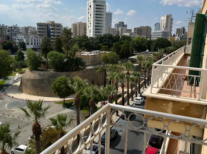 Centre Sky Views アパート ニコシア